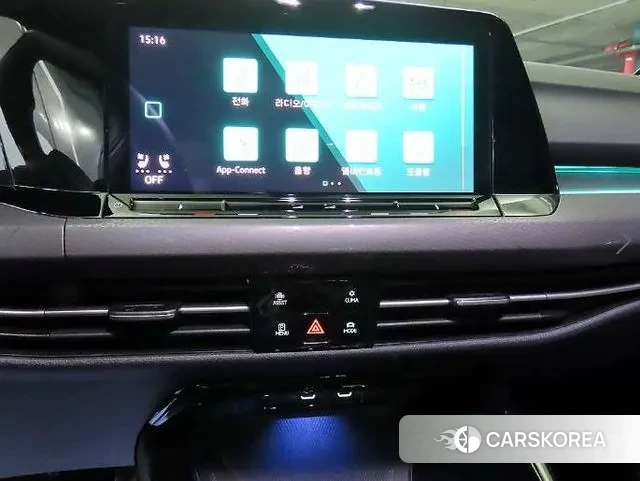 Volkswagen Golf 8th Generation 2023 Белый из Кореи, фото 2