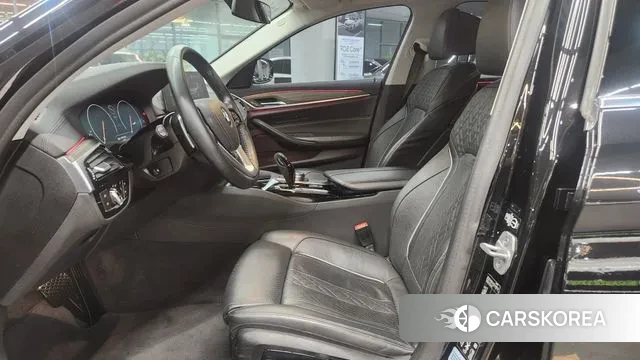 BMW 5 Series (G30) 2019 Черный из Кореи, фото 2