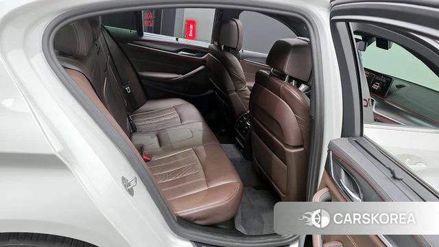 BMW 5 Series (G30) 2022 Белый из Кореи, фото 2