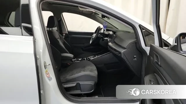 Volkswagen Golf 8th Generation 2024 Белый из Кореи, фото 2