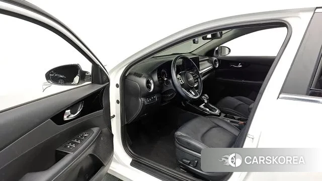 Kia The New K3 2nd generation 2021 Белый из Кореи, фото 2