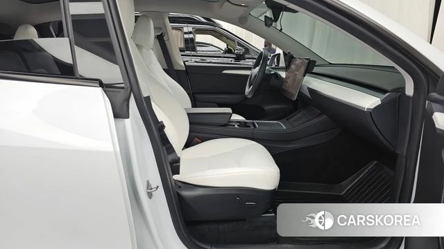 Tesla Model Y 2023 Белый из Кореи, фото 2