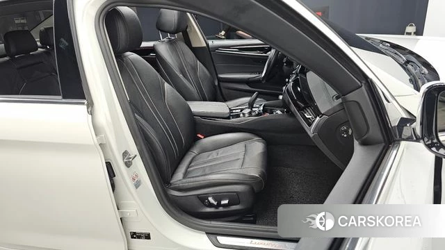 BMW 5 Series (G30) 2018 Белый из Кореи, фото 2