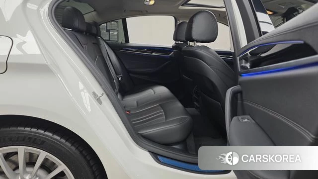 BMW 5 Series (G30) 2020 Белый из Кореи, фото 2