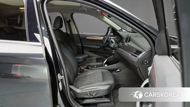 BMW X1 (F48) 2021 Черный из Кореи, фото 2