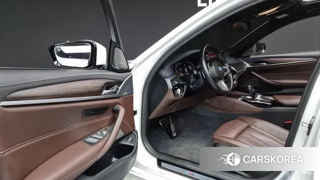 BMW 5 Series (G30) 2021 Белый из Кореи, фото 2