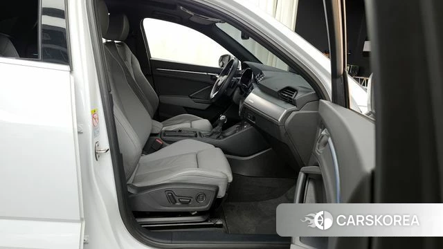 Audi Q3 (F3) 2023 Белый из Кореи, фото 2