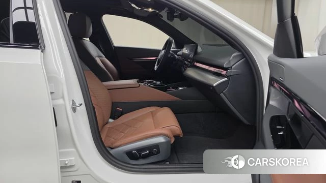 BMW 5 Series (G60) 2025 Белый из Кореи, фото 2