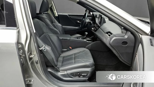 Lexus ES300h 7th generation 2022 Серебристо-серый из Кореи, фото 2