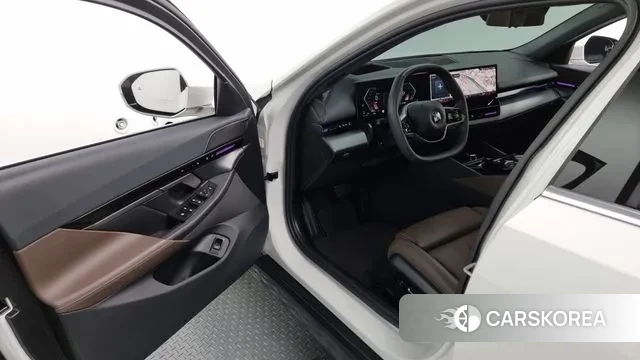 BMW 5 Series (G60) 2023 Белый из Кореи, фото 2