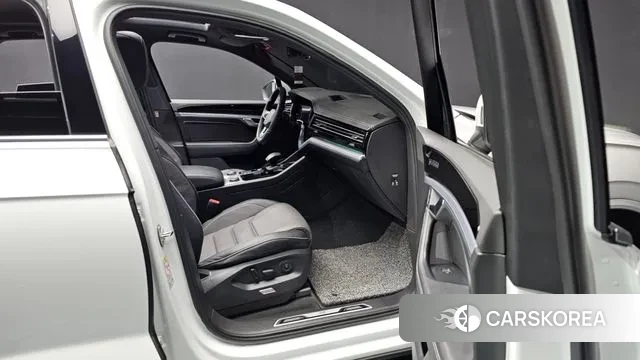 Volkswagen Touareg 3rd generation 2023 Белый из Кореи, фото 2