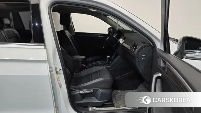 Volkswagen Tiguan Allspace 2022 Белый из Кореи, фото 2