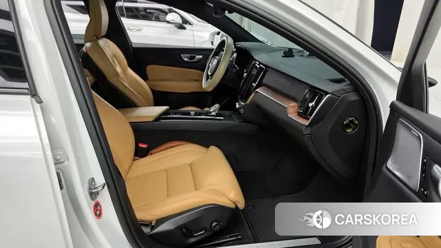 Volvo V60 Cross-Country 2nd Generation 2023 Белый из Кореи, фото 2