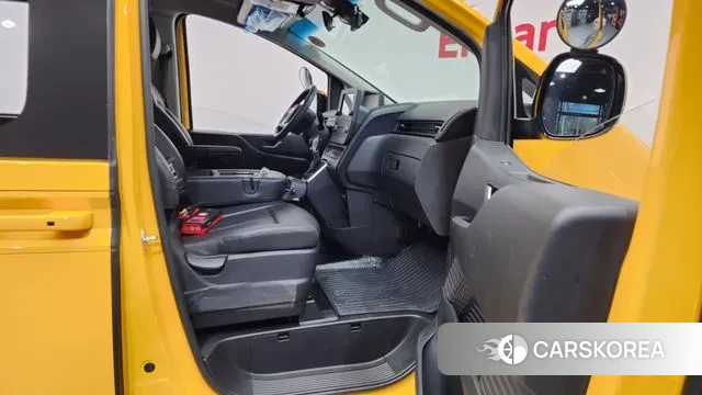 Hyundai Staria 2023 Желтый из Кореи, фото 2