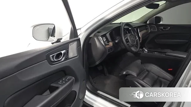 Volvo XC60 second Generation 2022 Белый из Кореи, фото 2