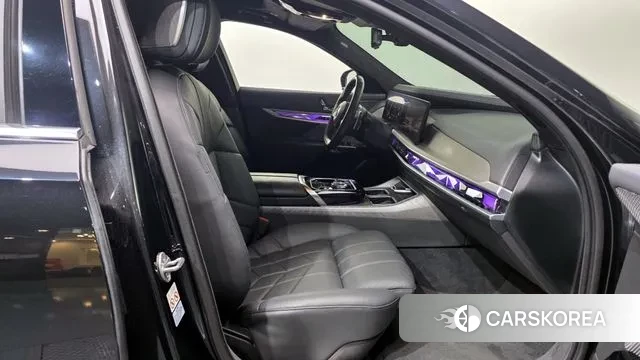 BMW 7 Series (G70) 2023 Черный из Кореи, фото 2