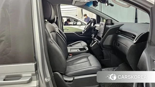 Hyundai Staria 2023 Серебряный из Кореи, фото 2