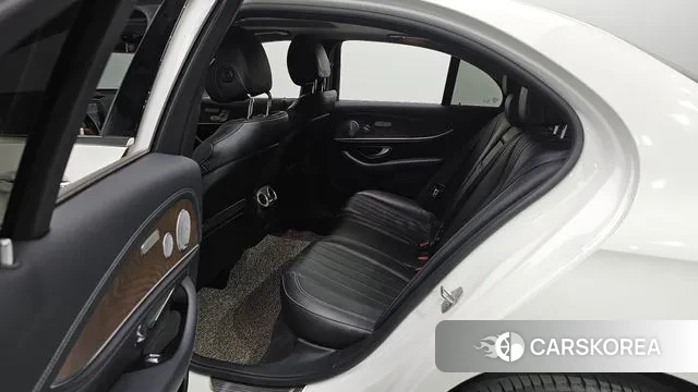 Mercedes-Benz E-Class W213 2018 Белый из Кореи, фото 2