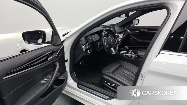 BMW 5 Series (G30) 2022 Белый из Кореи, фото 2