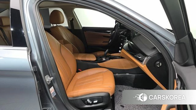 BMW 5 Series (G30) 2018 Серый из Кореи, фото 2