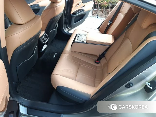 Lexus ES300h 7th generation 2021 Серебристо-серый из Кореи, фото 2