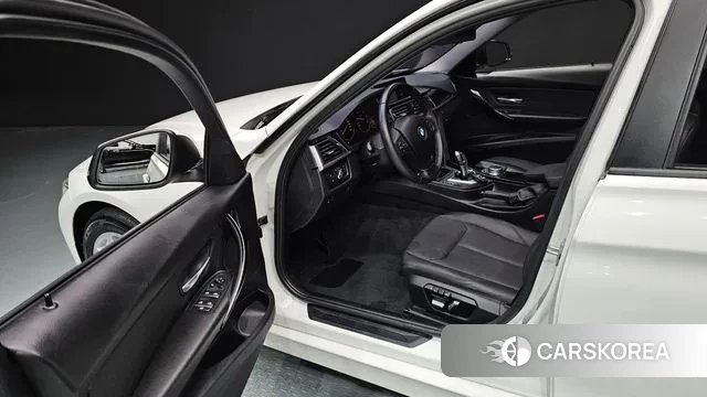 BMW 3 Series (F30) 2018 Белый из Кореи, фото 2