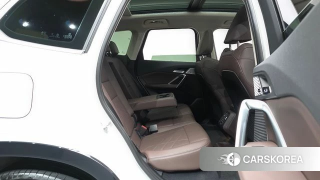 BMW iX1 (U11) 2023 Белый из Кореи, фото 2