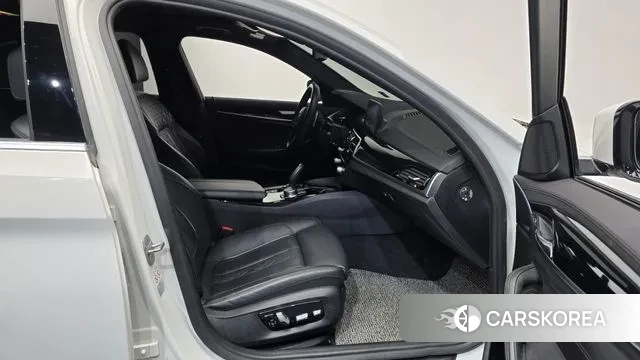 BMW 5 Series (G30) 2019 Белый из Кореи, фото 2