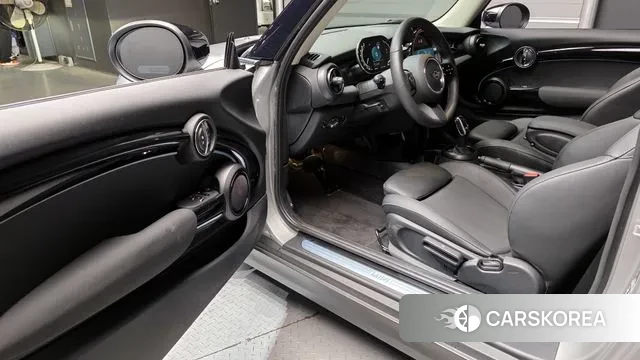 Mini Cooper 2023 Серебристо-серый из Кореи, фото 2