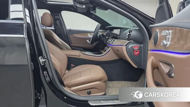 Mercedes-Benz E-Class W213 2023 Черный из Кореи, фото 2