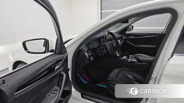 BMW 5 Series (G30) 2018 Белый из Кореи, фото 2