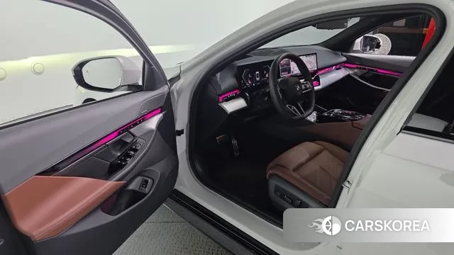 BMW 5 Series (G60) 2025 Белый из Кореи, фото 2