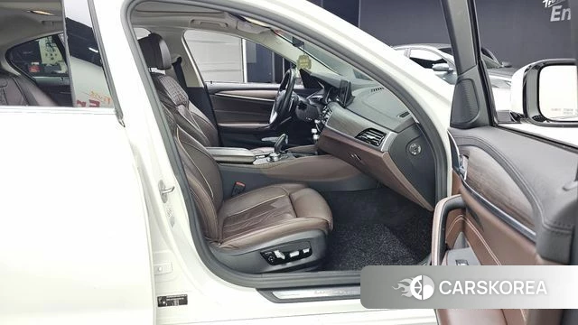 BMW 5 Series (G30) 2018 Белый из Кореи, фото 2