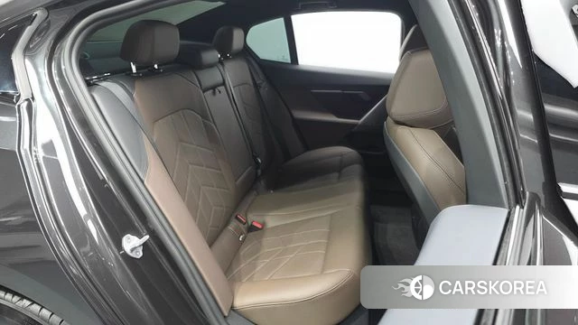 BMW 5 Series (G60) 2025 Серый из Кореи, фото 2