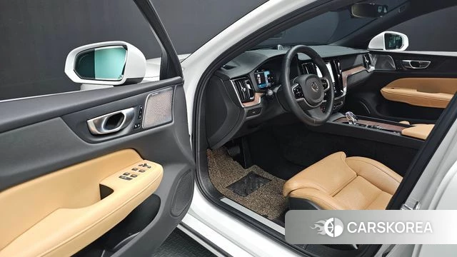 Volvo S60 3rd generation 2024 Белый из Кореи, фото 2