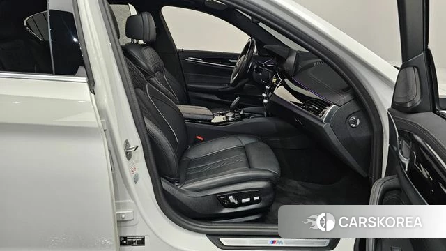 BMW 5 Series (G30) 2023 Белый из Кореи, фото 2