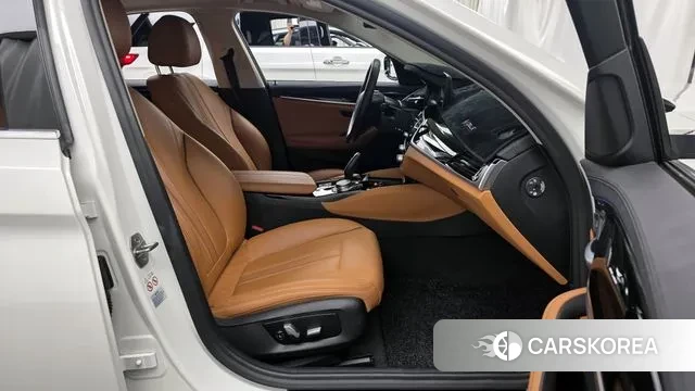 BMW 5 Series (G30) 2019 Белый из Кореи, фото 2