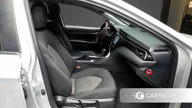 Toyota Camry (XV70) 2019 Серебристо-серый из Кореи, фото 2