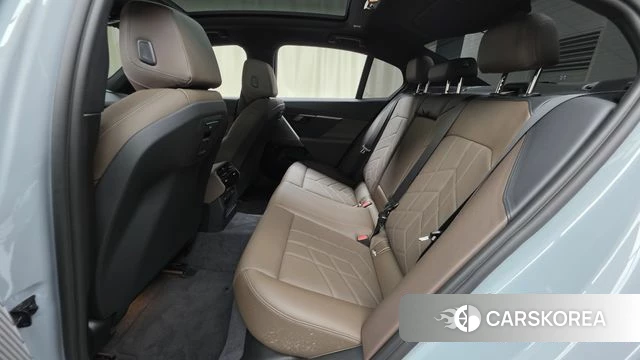 BMW 5 Series (G60) 2025 Цвет галактики из Кореи, фото 2