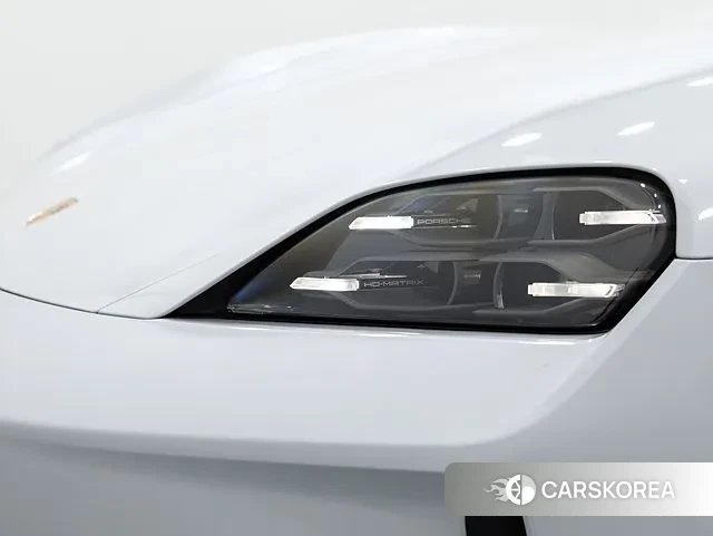 Porsche Taycan 2024 Светло-серебряный цвет из Кореи, фото 2