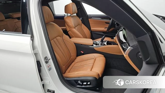 BMW 5 Series (G30) 2022 Белый из Кореи, фото 2