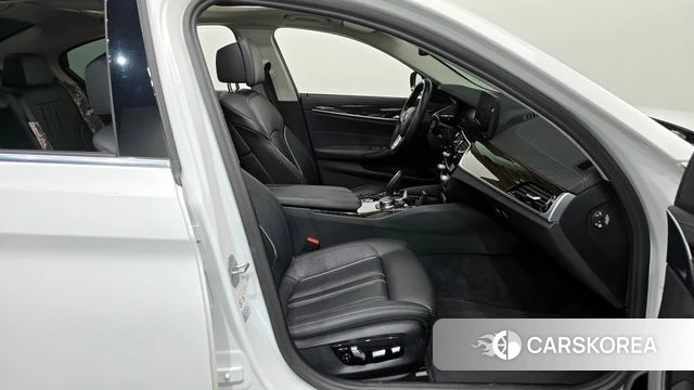 BMW 5 Series (G30) 2023 Белый из Кореи, фото 2