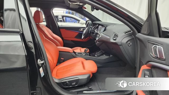 BMW 1 Series (F40) 2021 Черный из Кореи, фото 2