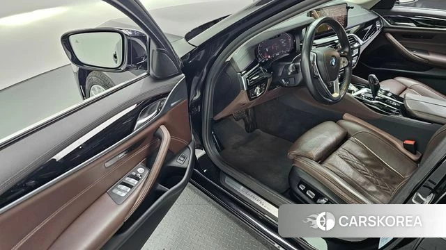 BMW 5 Series (G30) 2022 Черный из Кореи, фото 2