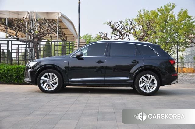 Audi Q7 2021 Черный из Китая, фото 2