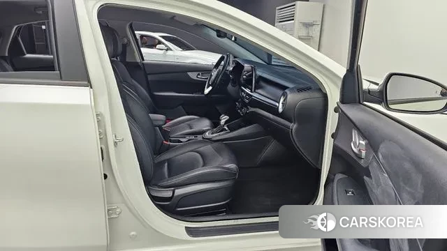 Kia The New K3 2nd generation 2021 Белый из Кореи, фото 2