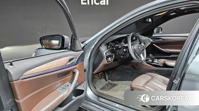 BMW 5 Series (G30) 2018 Серый из Кореи, фото 2