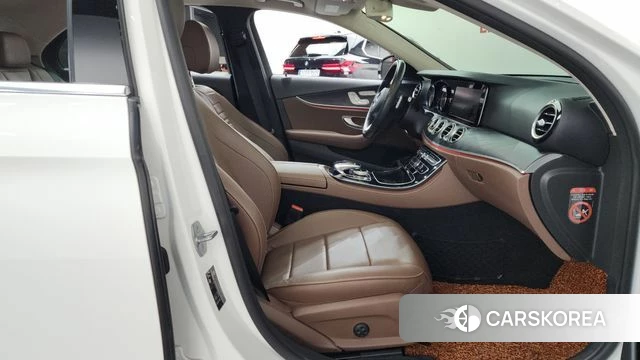 Mercedes-Benz E-Class W213 2018 Белый из Кореи, фото 2