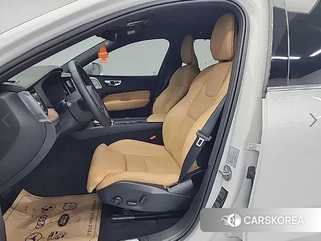 Volvo XC60 second Generation 2024 Белый из Кореи, фото 2