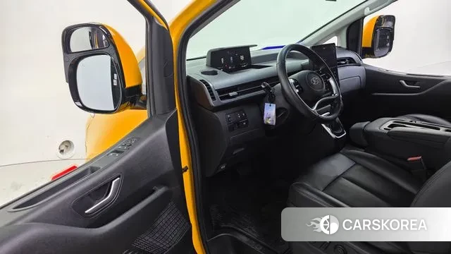 Hyundai Staria 2023 Желтый из Кореи, фото 2